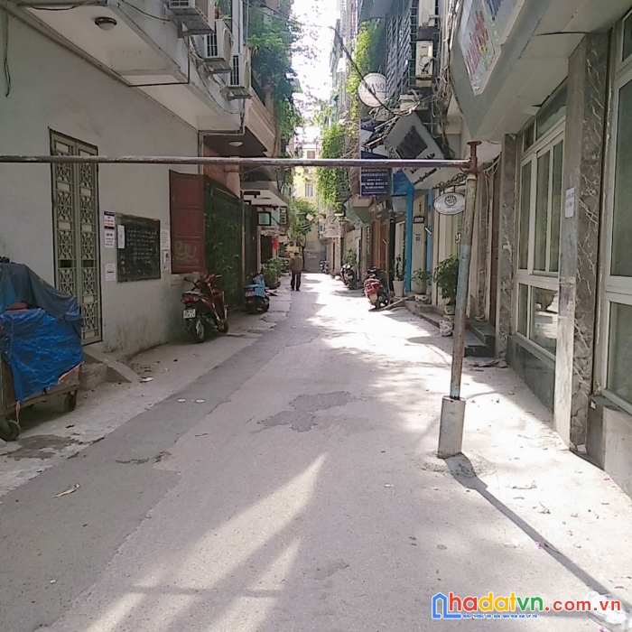Cho thuê nhà ngõ 39 phố hào nam,ô tô 7 chỗ để trong nhà,2 mặt ngõ, an ninh tốt, riêng chủ