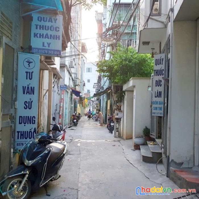 Bán nhà, có diện tích lớn, ba bước ra đến chợ, bốn bước ra đến hồ, yên tĩnh, ở cực sướng.