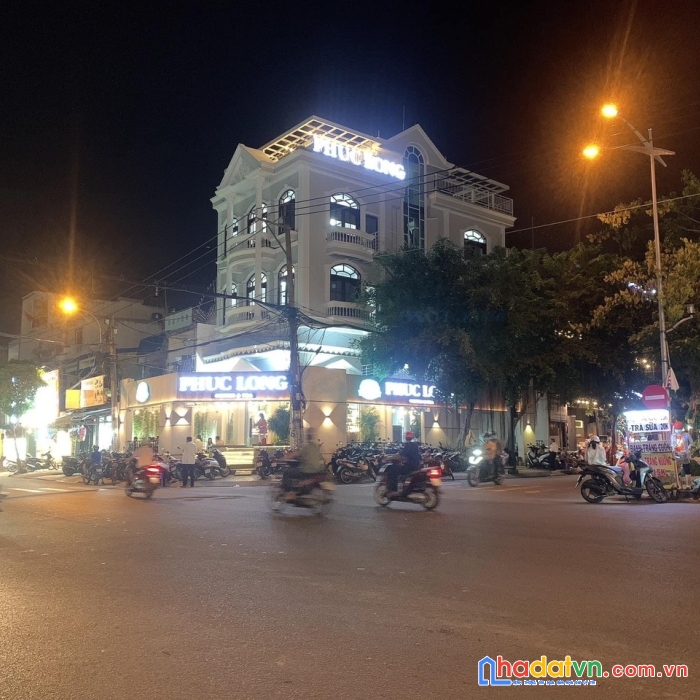 Bán đất khủng tặng kèm biệt thự ngang 15m, 630m2, dương quảng hàm, gần phố, 53 tỷ.