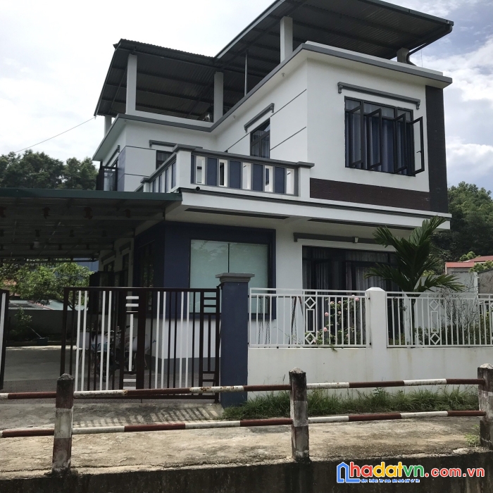 Bán nhà 2 tầng tt thành phố bắc kạn có sân vườn, đường ô tô ra vào.