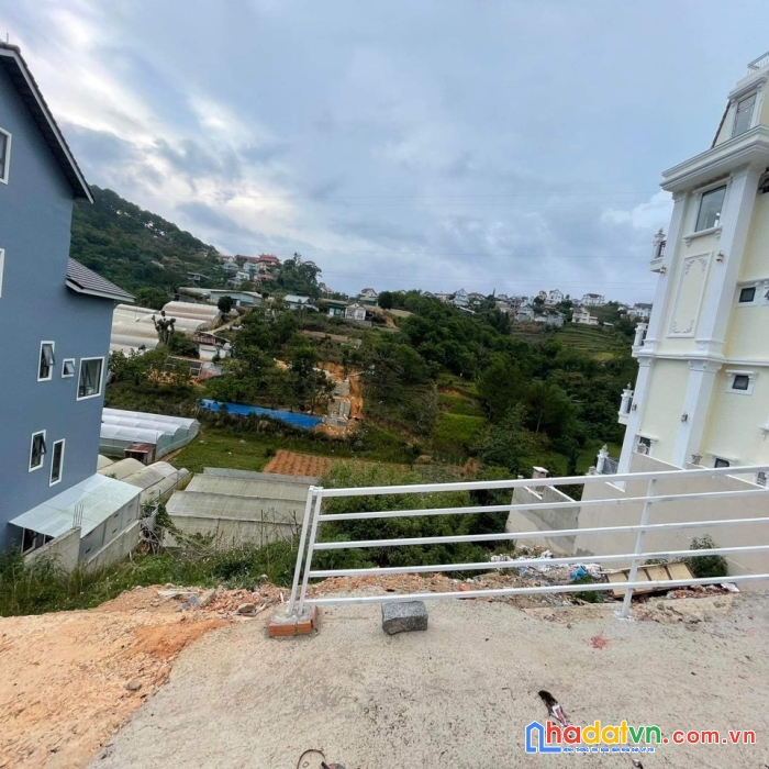 Nhà view đồi xanh mướt thích hợp làm homestay, khách sạn ở ngay trung tâm đà lạt