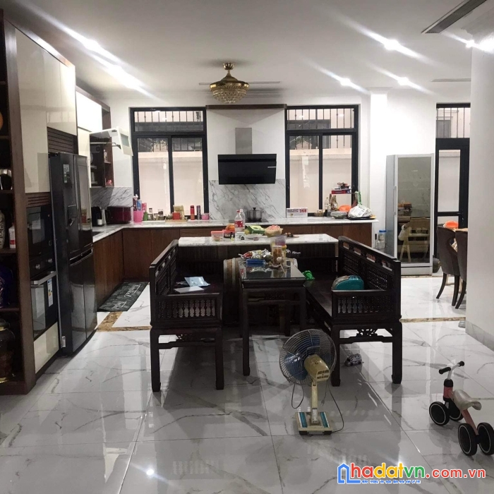 Bán gấp biệt thự vinhomes hàm nghì nam từ liêm thang máy nhập nội thất gỗ óc chó 48,5 tỷ