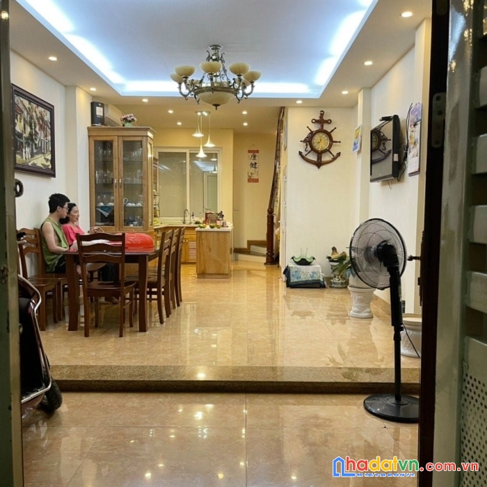 Bán nhà hoàng quốc việt-cầu giấy 53m2-giá 4.9 tỷ-lô góc-2 mặt thoáng-ô tô gần-nhiều
