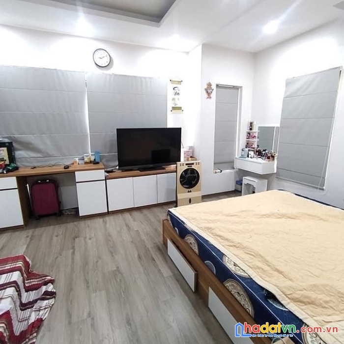 Nhà đẹp 5,x tỷ kim mã, gần phố oto 10m