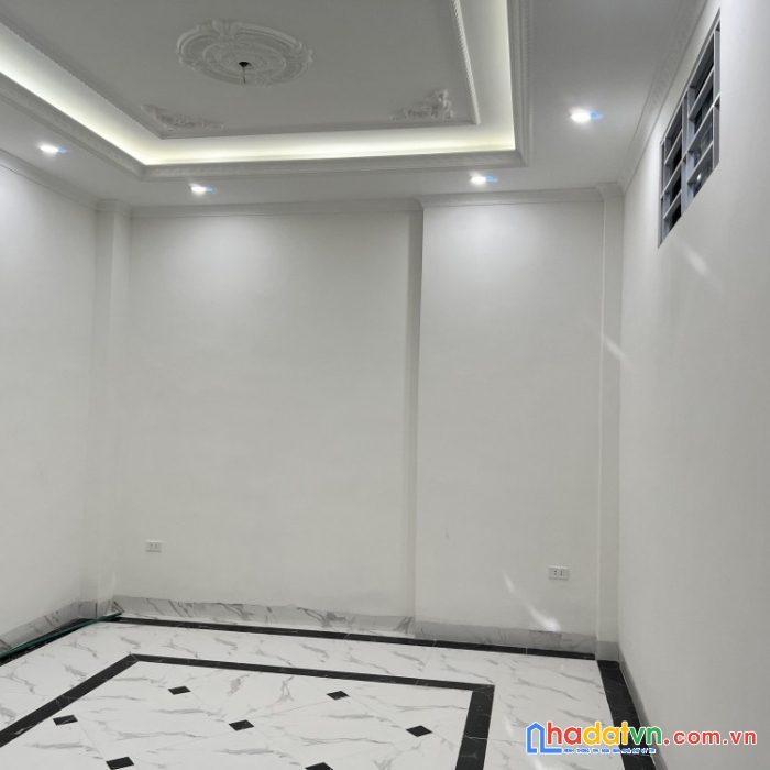 Dt 68m² x 5 tầng thang máy, mặt phố nguyễn đình hoàn, 18 tỷ
