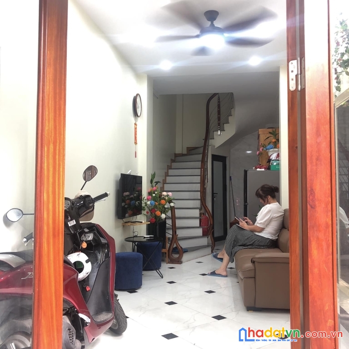 Nhà hiếm phố tôn đức thắng - ngõ thông ô tô qua lại - ô tô nhỏ  chạy trước cửa.