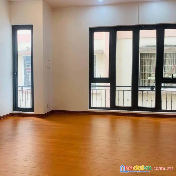 Nhỉnh 2 tỷ - nhà mới đẹp - ô tô đỗ cổng - 50m ra đường cổ linh.