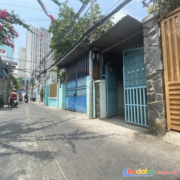 Hẻm xe hơi dt 114 m ngang 5.1  x 22 m nhà cấp 4 quận 4 --52 triệu/1m2