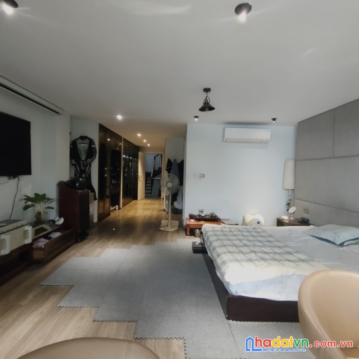 Bán nhà gấp trần quốc hoàn 102m2, 8 tầng, mặt tiền 6,8m2, giá 32,6 tỷ.