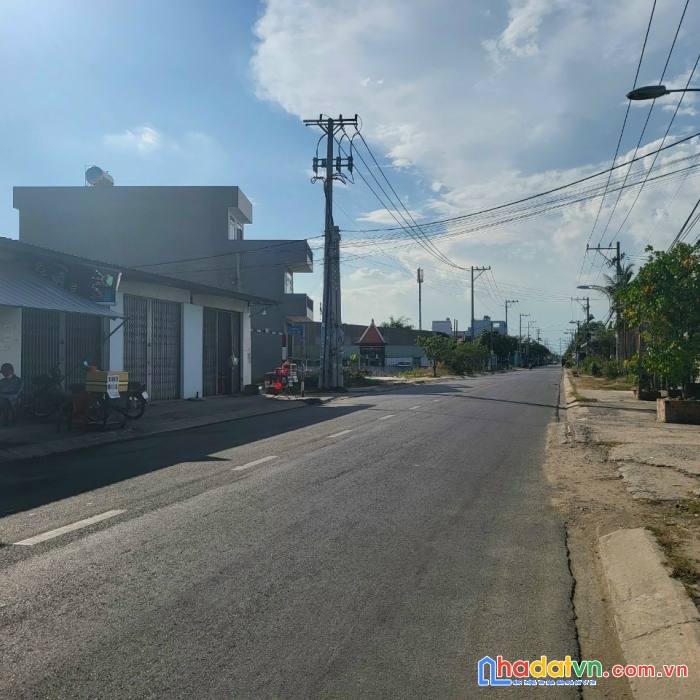 Cần bán lô đất nền mặt tiền đường hoàng phan thái 190m2, giá 5tỷ4.