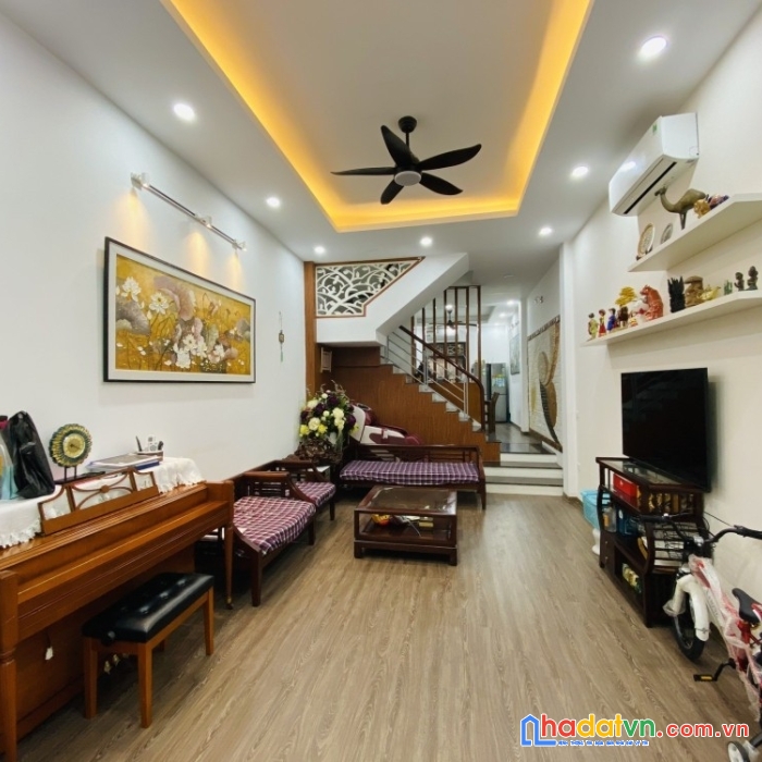 Bán nhà gấp mặt phố nguyễn khánh toàn 176m2m2, 5 tầng, mt 8m, giá 57,5 tỷ.