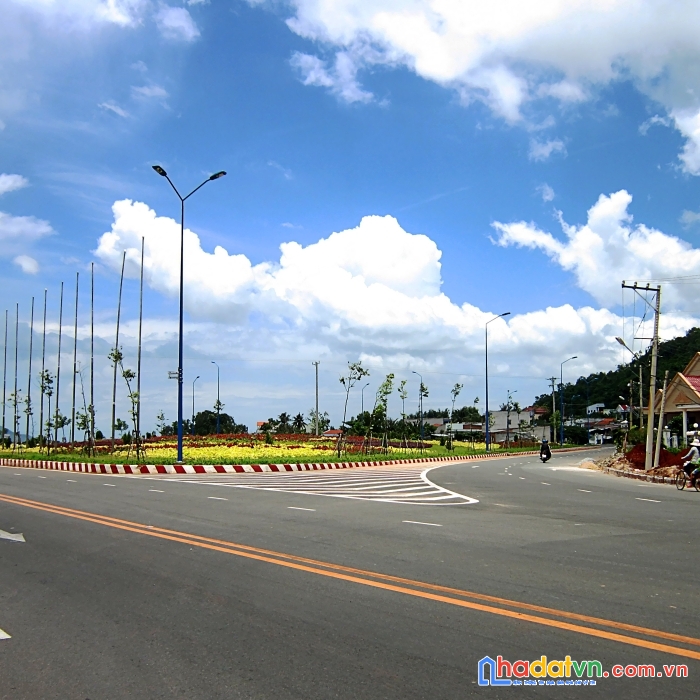 Bán gấp lô đất 300m2 - 200 tc giá 5 tỷ mặt tiền ql51 ngay ngã 4 long sơn