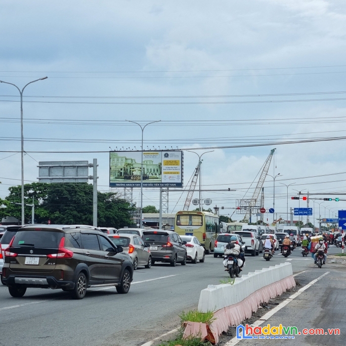 Bán gấp đất ngay ngã 4 long sơn mt ql 51 5x30 tc 100 m2 giá 2,5 tỳ