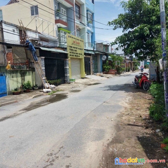 Bán nhà shr mặt tiền đường nhựa 6m gần chợ gà hóc môn.




