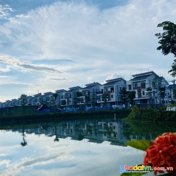 Biệt thự 300m2 đẳng cấp, view chính diện công viên siêu hiếm trong kđt singapore. lh-090.651.9494