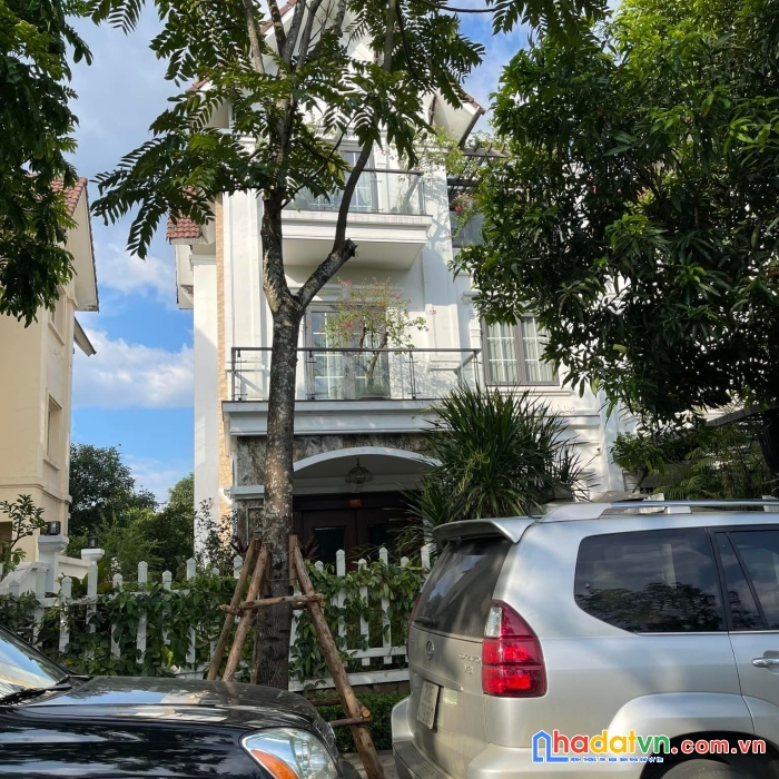 Bán gấp biệt thự vinhomes river side 250 m2 5 tầng hoàn thiện đẹp 68,9 tỷ