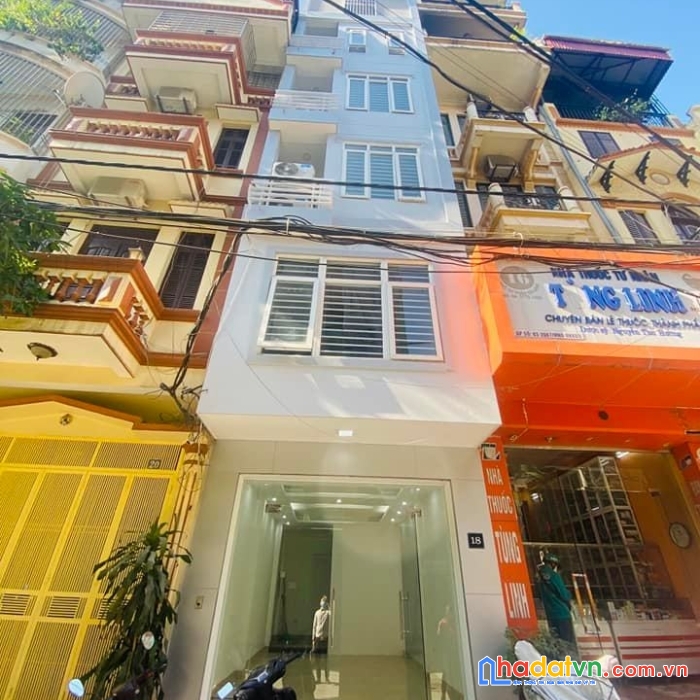 Tôi cần bán nhà phố pháo đài láng, kinh doanh nhộn nhịp, sầm uất. ô tô tải tránh nhau trước nhà.
