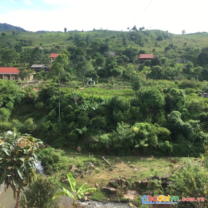 Bán gấp mảnh đất rộng hơn nghìn mét sẵn 400m2 thổ cư, có suối đằng sau đất, gần ql43 chiềng sơn-