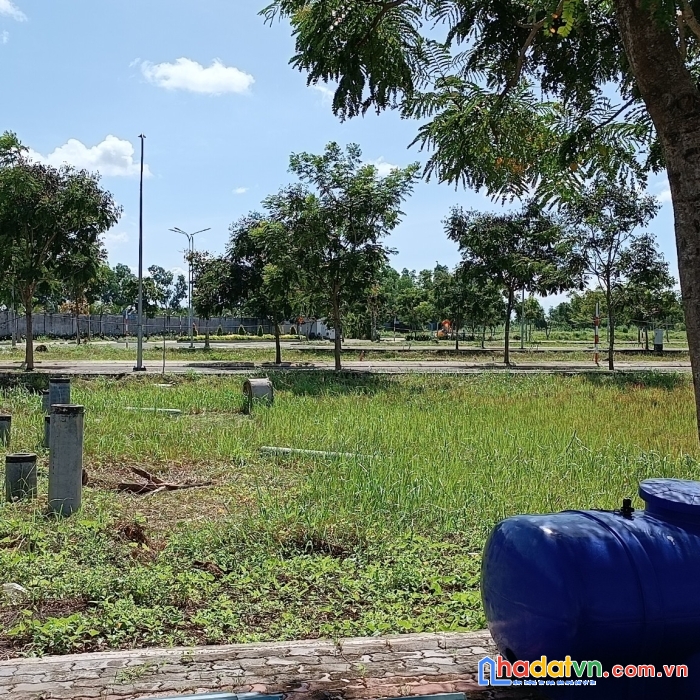 Bán đất mặt tiền đường nhựa