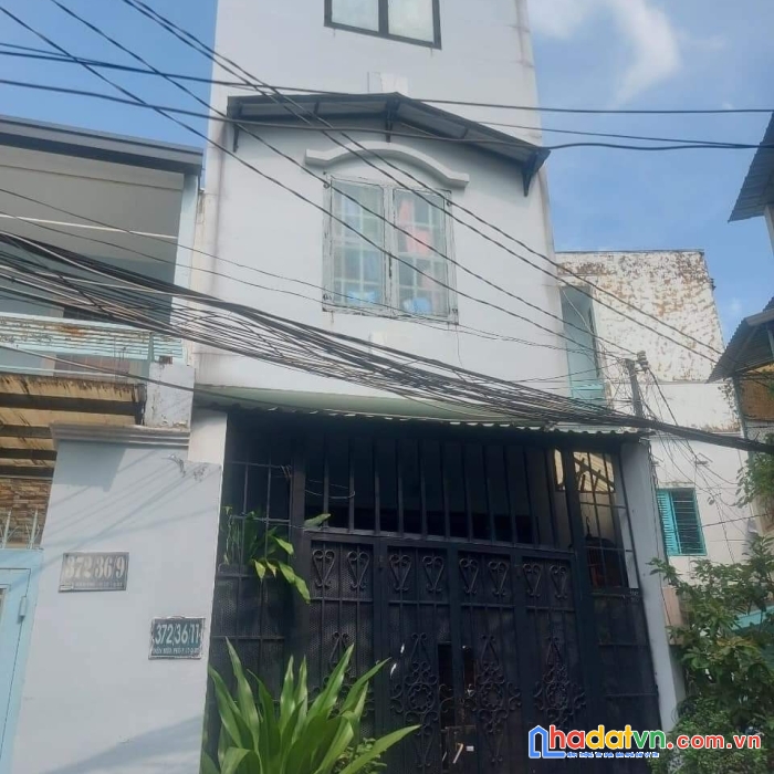 Kế các trường đại học - sát hàng xanh - kế quận 1 - thích hợp làm chdv.