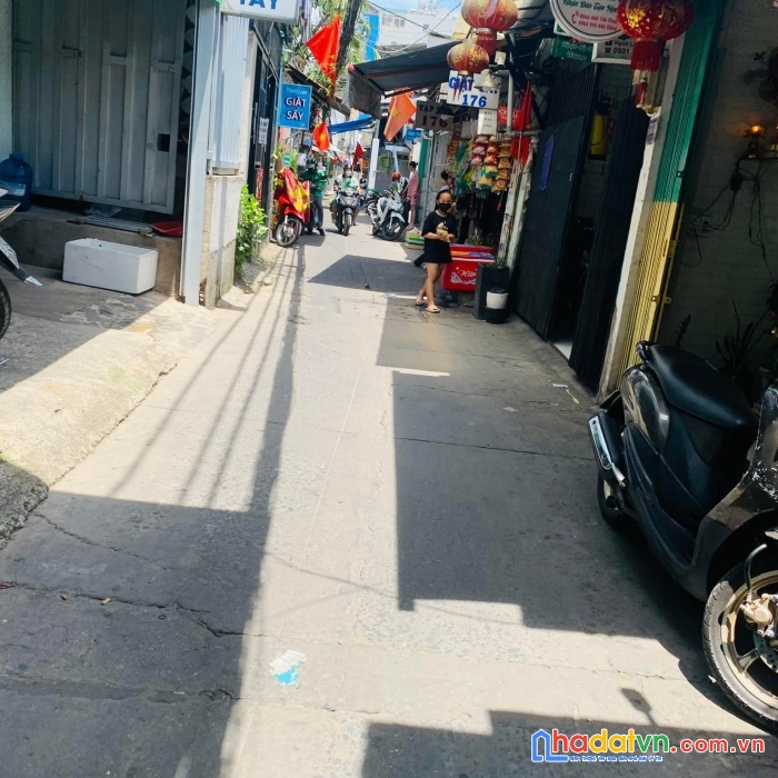 Bán nhà cấp 4 hẻm 2 mặt tiền, ngang 10 mét, ô tô đổ cửa