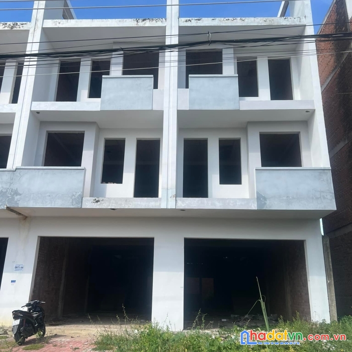 Bán nhà phố mặt tiền đường dương bạch mai chợ long điền