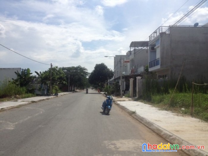 Kẹt tiền cần bán lô đất full thổ 184m2 ( 8m x 23m) 1 tỷ 8, mặt tiền đường 15m