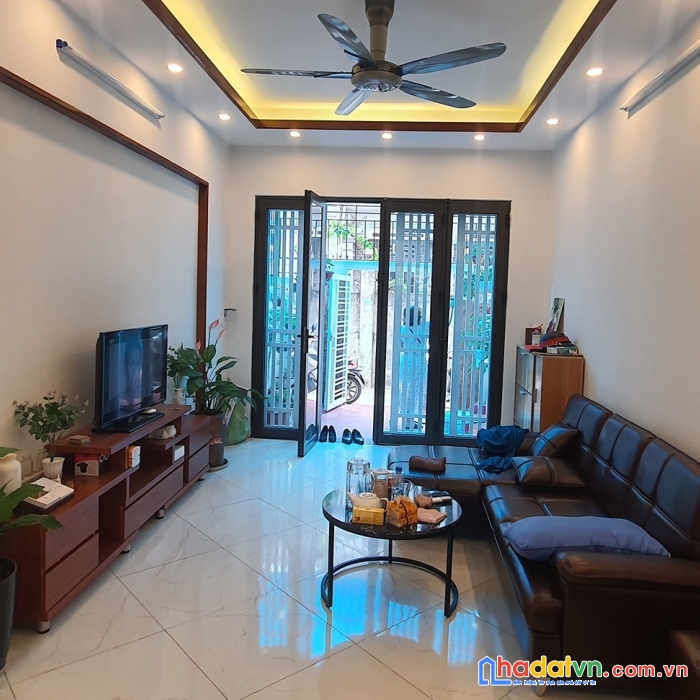 Nhà đẹp ở luôn - ngõ rộng - sổ nở hậu.
 trương định hoàng mai. dt40m2 5 tầng, mt 5 giá thỏa thuận