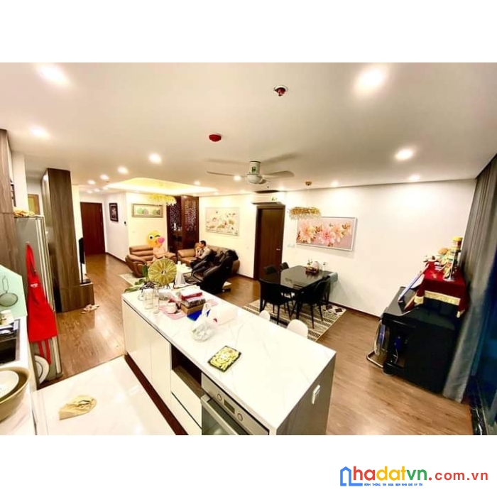 Bán biệt thự sân vườn lạc long quân - lô góc thoáng - mặt tiền rộng. dt 200m2. giá 17,3 tỷ