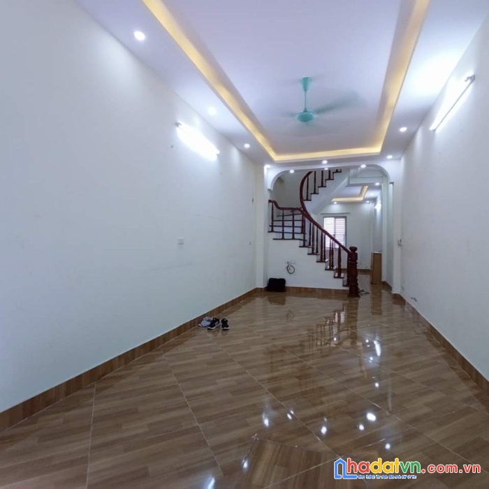 Nhà đẹp ở luôn, ô tô đỗ cửa, cách mặt phố 20m, tương lai sát phố , nhỉnh 5 tỷ