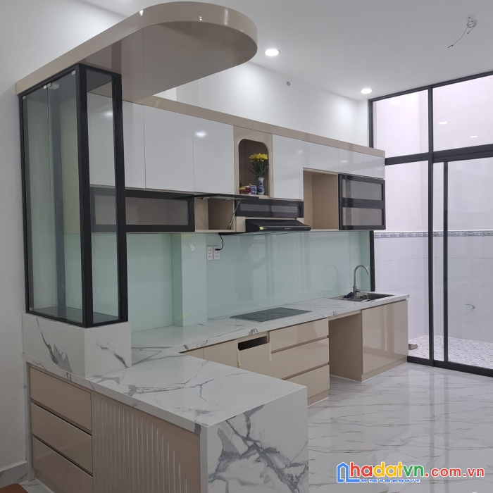 Chủ ngộp bank gấp giá rẻ bất ngờ, mt kinh doanh-xe hơi đua nhau. 74m2. nhỉnh 12 tỷ.