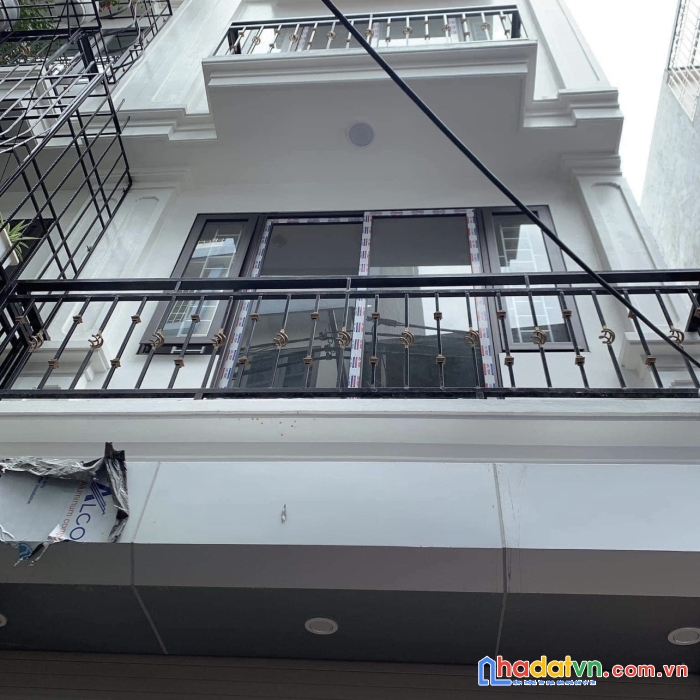 Nhỉnh 3tỷ có nhà bát khối thạch bàn 37mx5t 3 ngủ, mới kính koong .