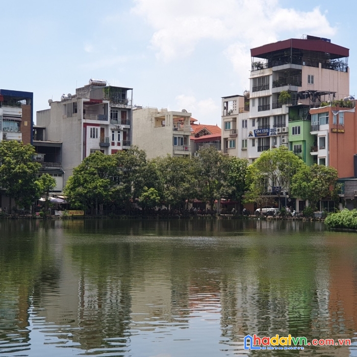 Bán gấp 80m2 đất mặt ngõ 135 hồ đầm tròn, đội cấn, ba đình, mt8m. giá 16.8 tỷ