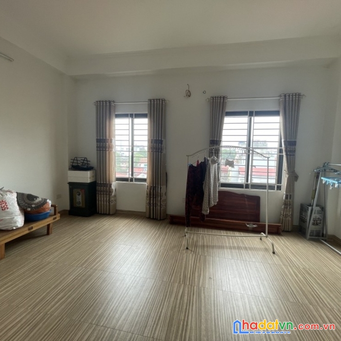 Bán nhà gấp mặt phố hoàng cầu 93,5m2, 5 tầng, mặt tiền 5,5m, giá 40 tỷ.