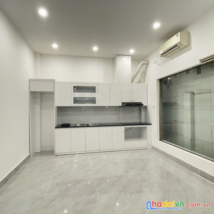 Chủ chuyển công tác nhờ bán nhà mễ  trì dt 34m2 4 t mt 6m giá nhỉnh 4 tỷ.