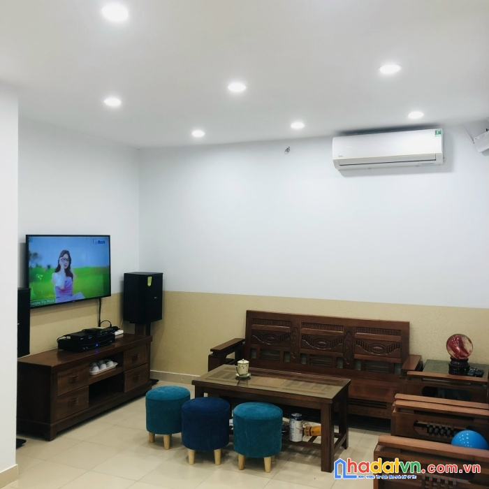Chính chủ bán ch cao cấp p207, d5a, trần thái tông, cầu giấy, dt 82m2, 2 pn, giá: 3,35 tỷ.
