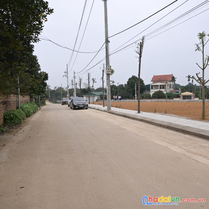 Chính chủ cần tiền nên bán cắt lỗ lô góc đẹp tại hoà lạc giá nhỉnh tỉ đường rộng 7m xung quanh dân