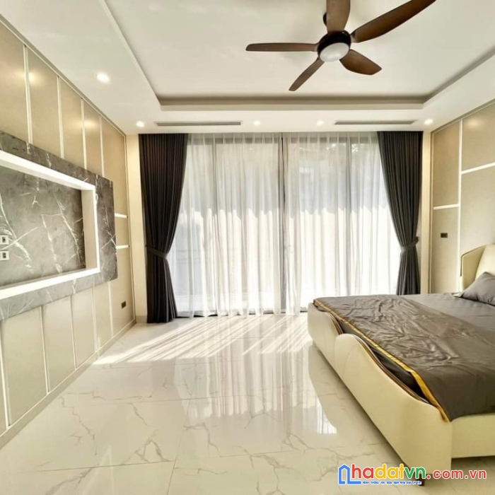 Bán nhà gấp trần quốc hoàn 100m2, 8 tầng, mặt tiền 6,6m2, giá 33 tỷ.