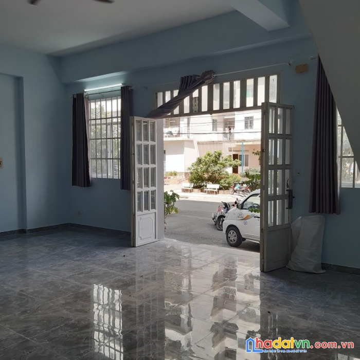 Bán nhà 144m2 ngang 8m dài 10m 3 phòng ngủ mặt tiền kinh doanh 12m nhựa