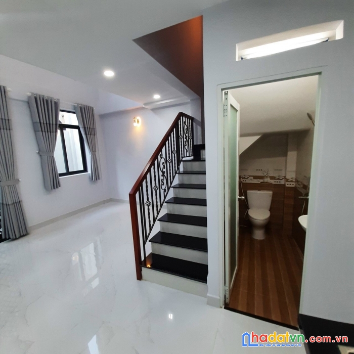 Nhà hxh tôn thất thiệp p.13 .q.11hẻm thông thoáng, xe hơi đậu trước nhà.