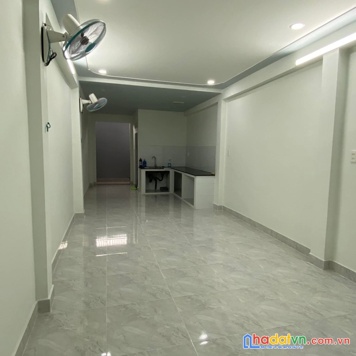 Hẻm xe hơi thông - nhà 2 tầng - diện tích cực khủng - nở hậu - công chứng trong ngày.