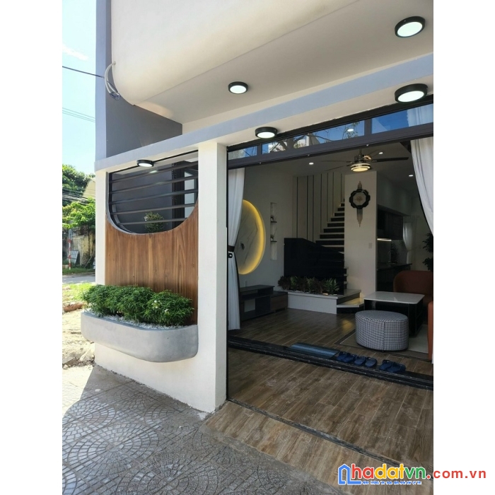 Siêu phẩm nhà mặt tiền 10m5 gần bến xe, mới xây, đầy đủ nội thất