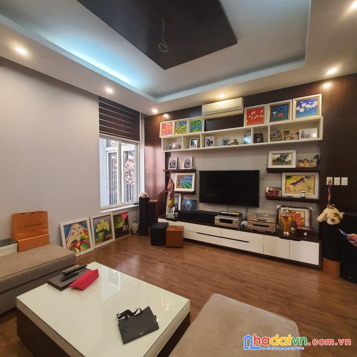 Bán biệt thự lạc long quân. lô góc 3 thoáng. gần hồ. dt 100m2. giá 19,8 tỷ