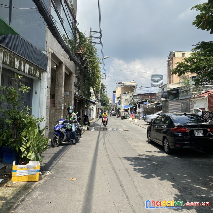 Bán nhà mt hẻm đường nguyễn hữu cảnh. ngang 4.2m nở hậu 4.3m tài lộc, dài 18m.vị trí đắc địa của