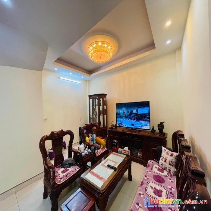 Chỉ 5.8 tỷ. 3 bước ra mặt phố dt 41m2  x 6 pn rộng . tặng nội thất xịn sò. phạm văn đồng cầu giấy.