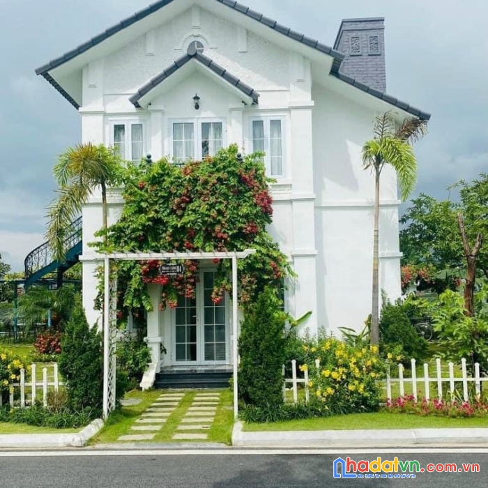 Bán biệt thự khoáng nóng vườn vua view hồ sendiện tích396m2 xây 3 tầng - ck 3% + 50 triệu lh tpkd