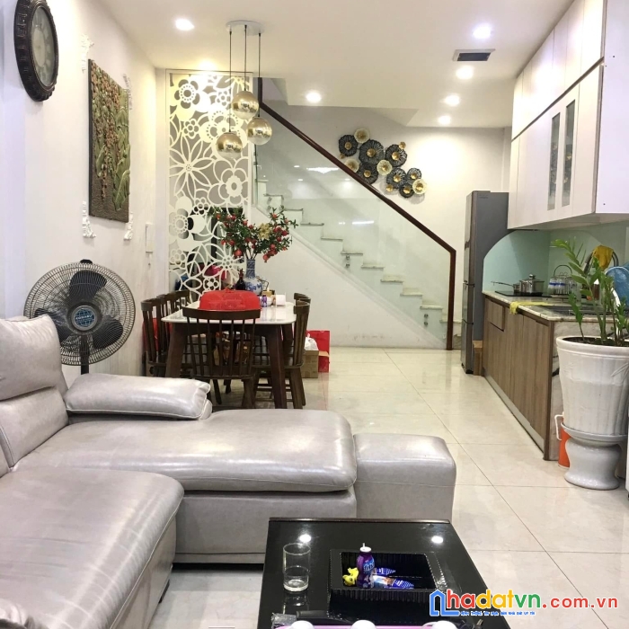 Nhà đẹp hoa bằng - 35m2 - nhỉnh 3 tỷ - cực gần phố - 20m ra ô tô