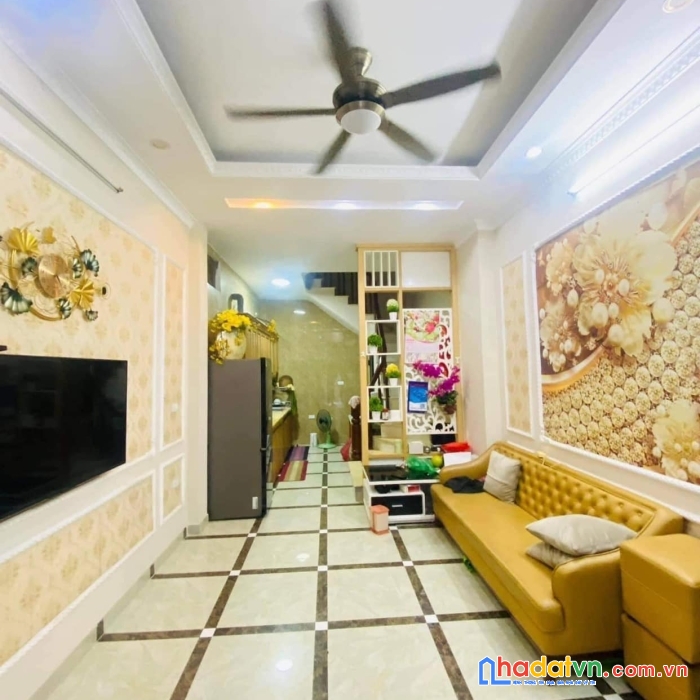 + chỉ nhỉnh 4 tỷ - sở hữu ngay nhà đẹp 5 tầng - phân lô thạch bàn - ô tô đỗ cổng.