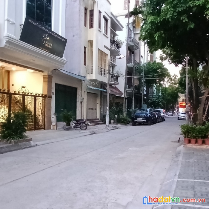 Bán nhà hoàng quốc việt, 61m2, 9 tầng, 26.6 tỷ, thang máy, gara 2 ô tô, nội thất đẳng cấp