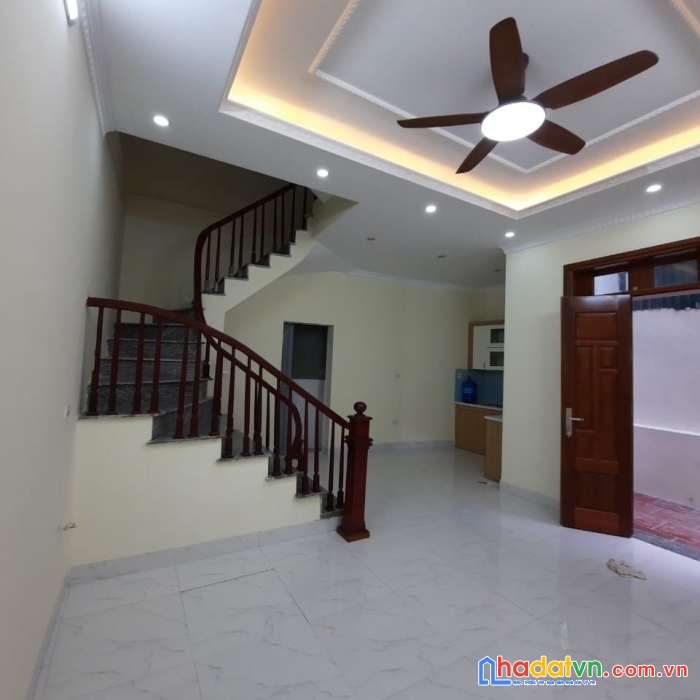 Bán nhà ngọc thụy ngõ rộng ôtô đỗ cổng  40m  5tầng hướng đông nam